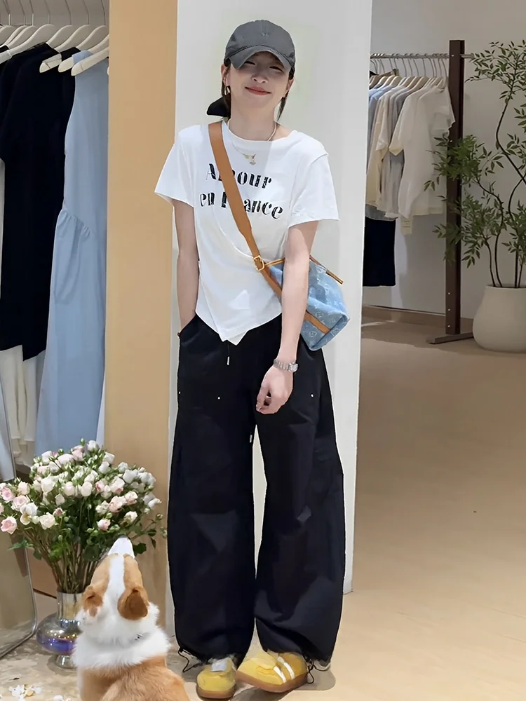 ワイドパンツとトップスを組み合わせるとき、どうやって着こなすのが自然か？