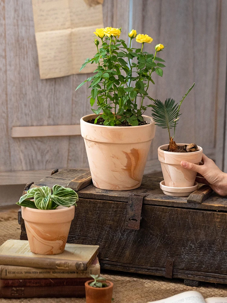 植物プランターをどう選ぶ？赤陶製のシンプルなプランターが、日常の静けさを生み出す理由