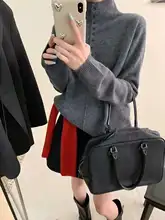 高級感あるシンプルなタートルネックウールニットトップス【ボタン付き・女性用・秋冬向け】