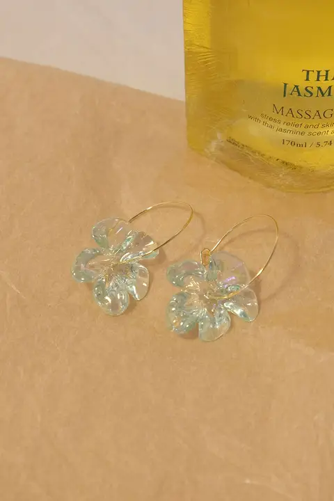 透明なレーザー効果の花びらイヤリング【14k金メッキ・ハンドメイド】