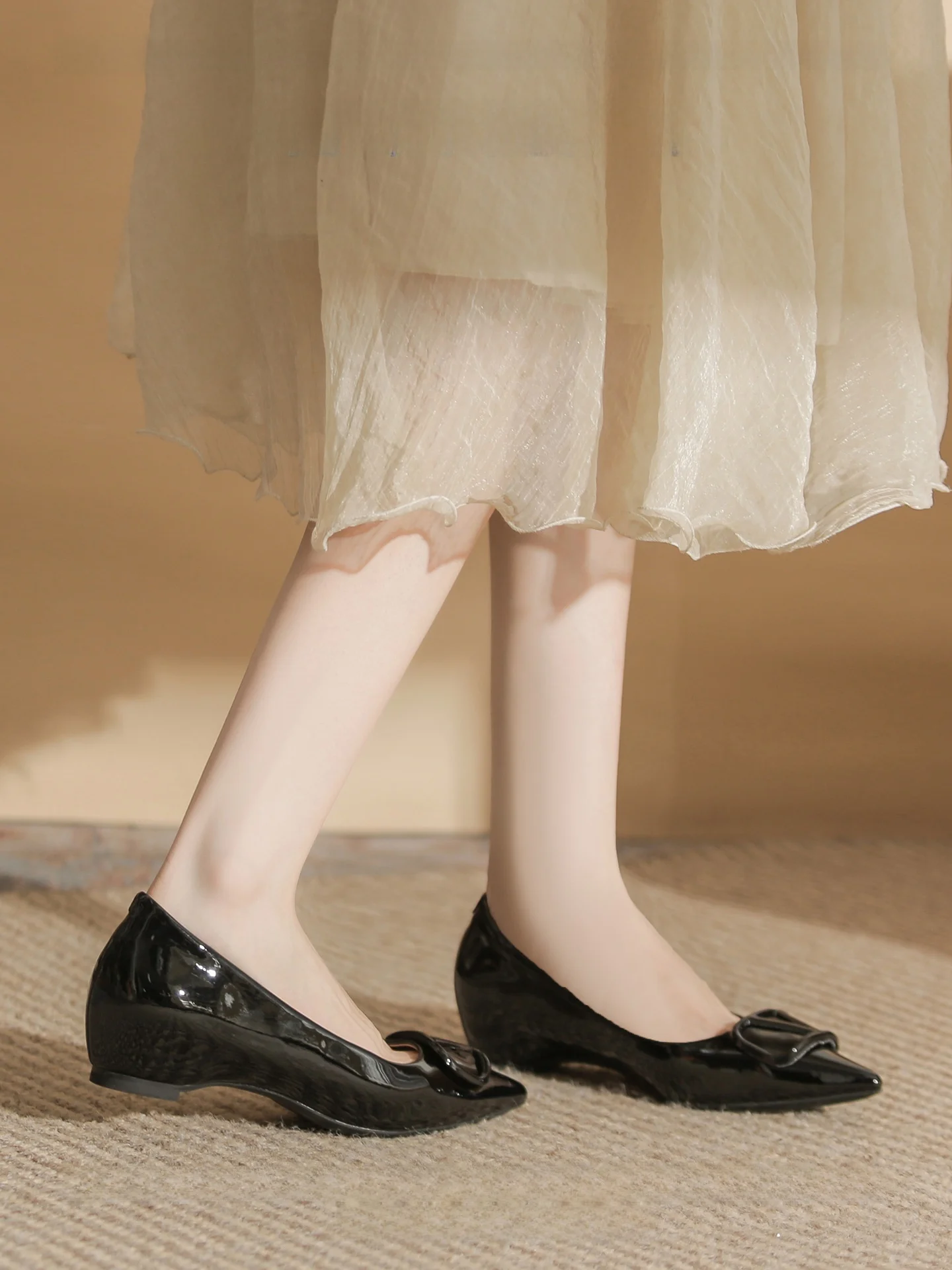平底シューズ：高級感と内張りが融合した漆皮ブラックモデルの実用性