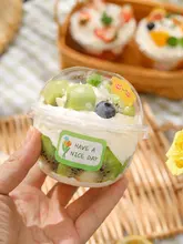 ストロベリーデザインのプラスチック製デザートカップ【95mm径・円形・アイスクリームやフルーツ用】
