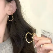メタルハートデザインのビッグイヤリング【秋冬向け・ノンホールピアス・韓国風】