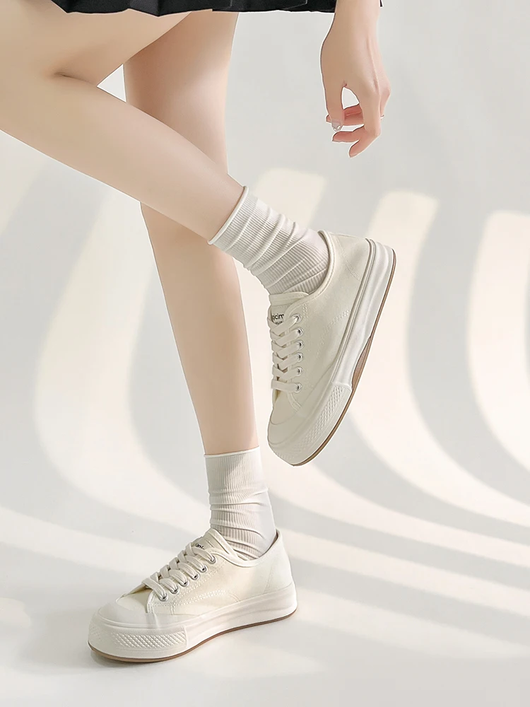 春のスニーカーコーデで迷うなら、この1足が救う理由は？