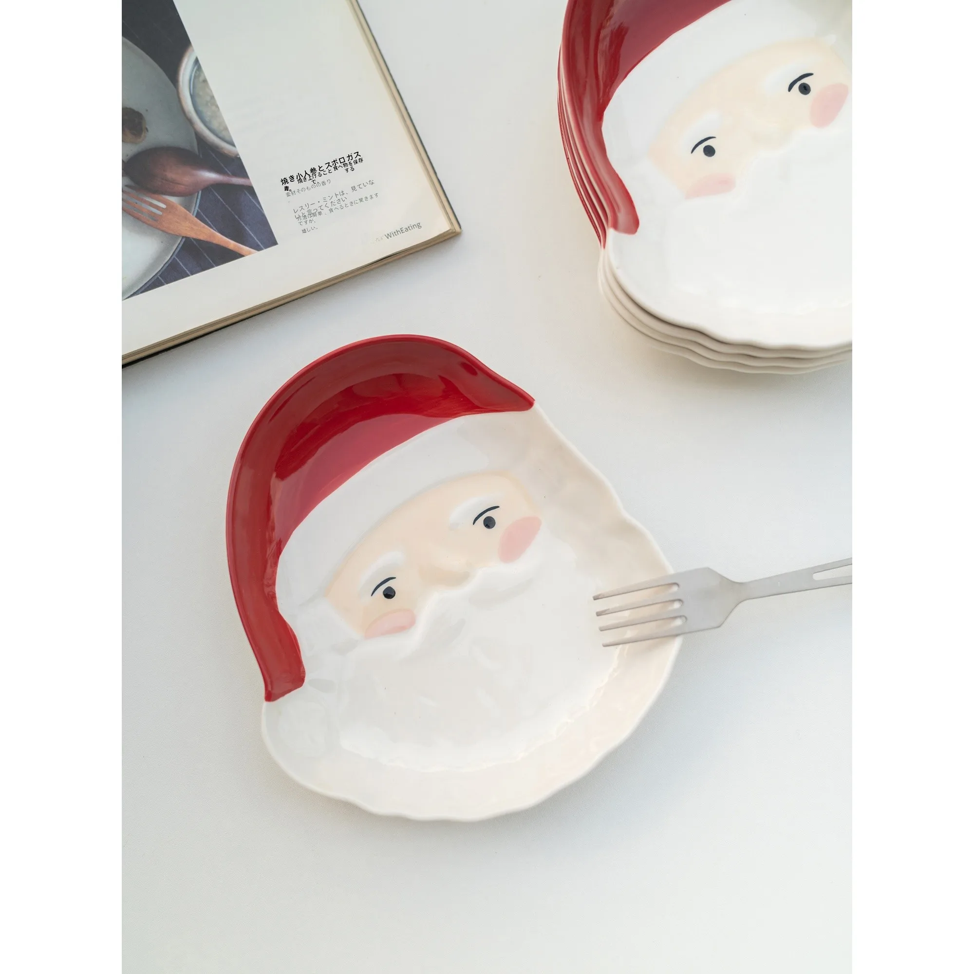 可愛いサンタクロースの陶器プレート：クリスマスムードを演出するストロベリーデザインの実用性と使い方