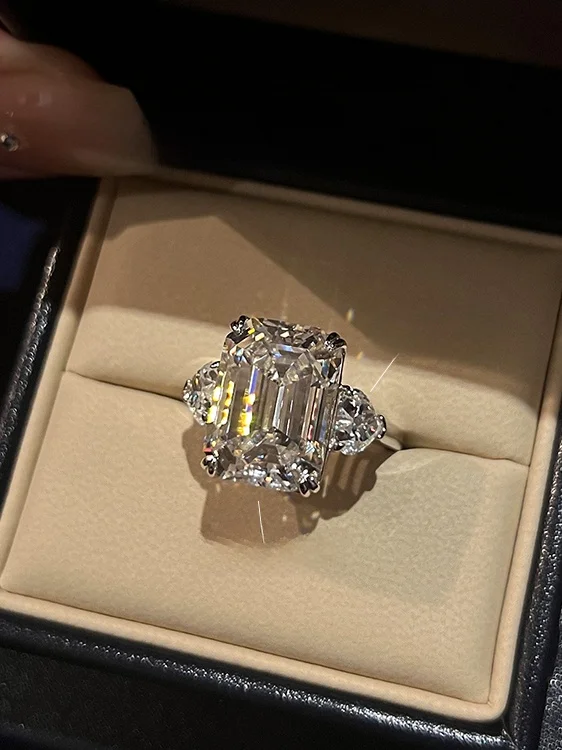おしゃれな人が選ぶ 結婚指輪の選び方：存在感抜群の大きなスクエアカットリング