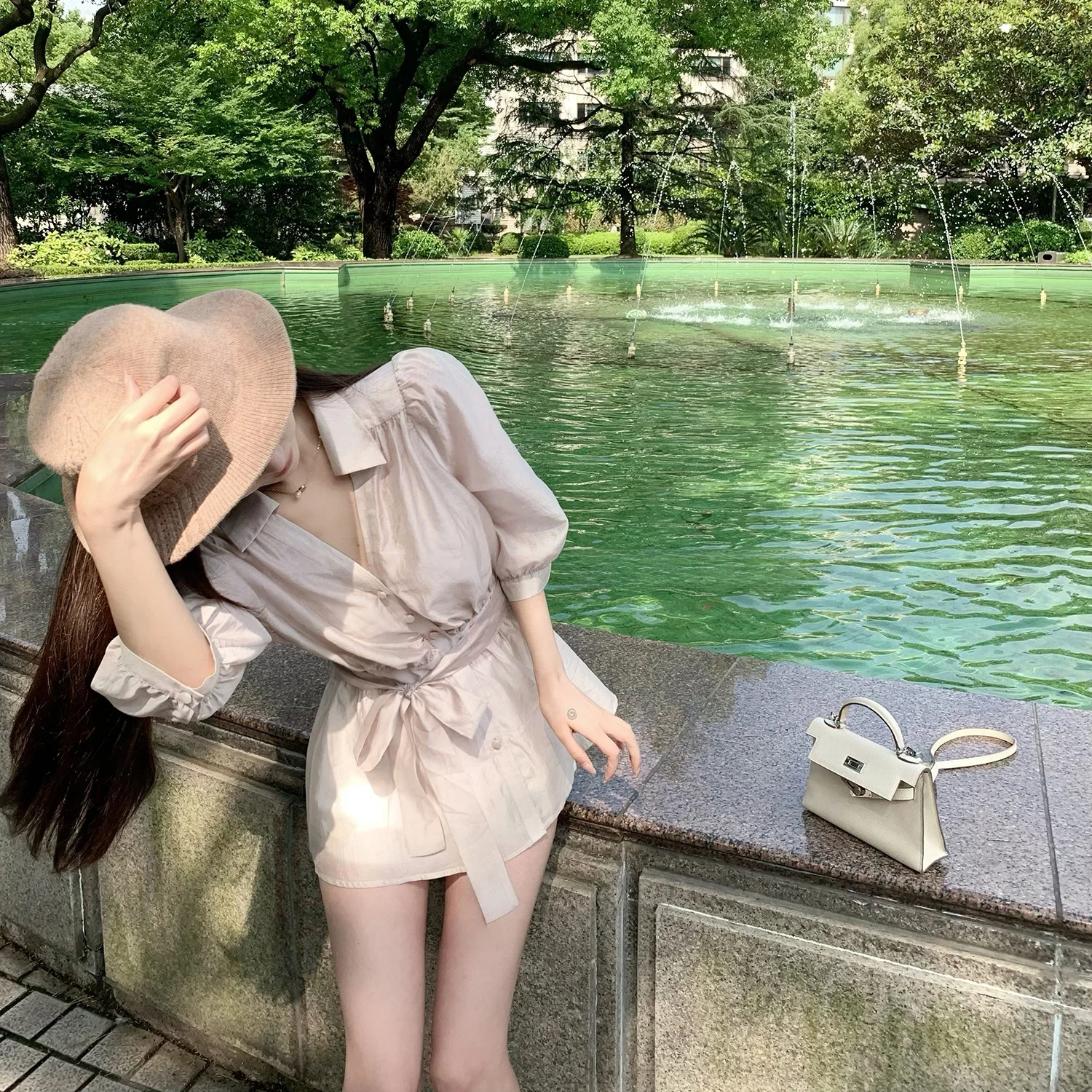 エアリーな天竺風ブラウス：ひらひら感と紫外線対策を実現する女性向け通気性ブラウス
