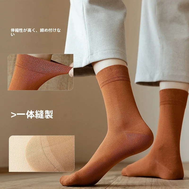 黒スニーカーと靴下の組み合わせで失敗しないスタイルは？