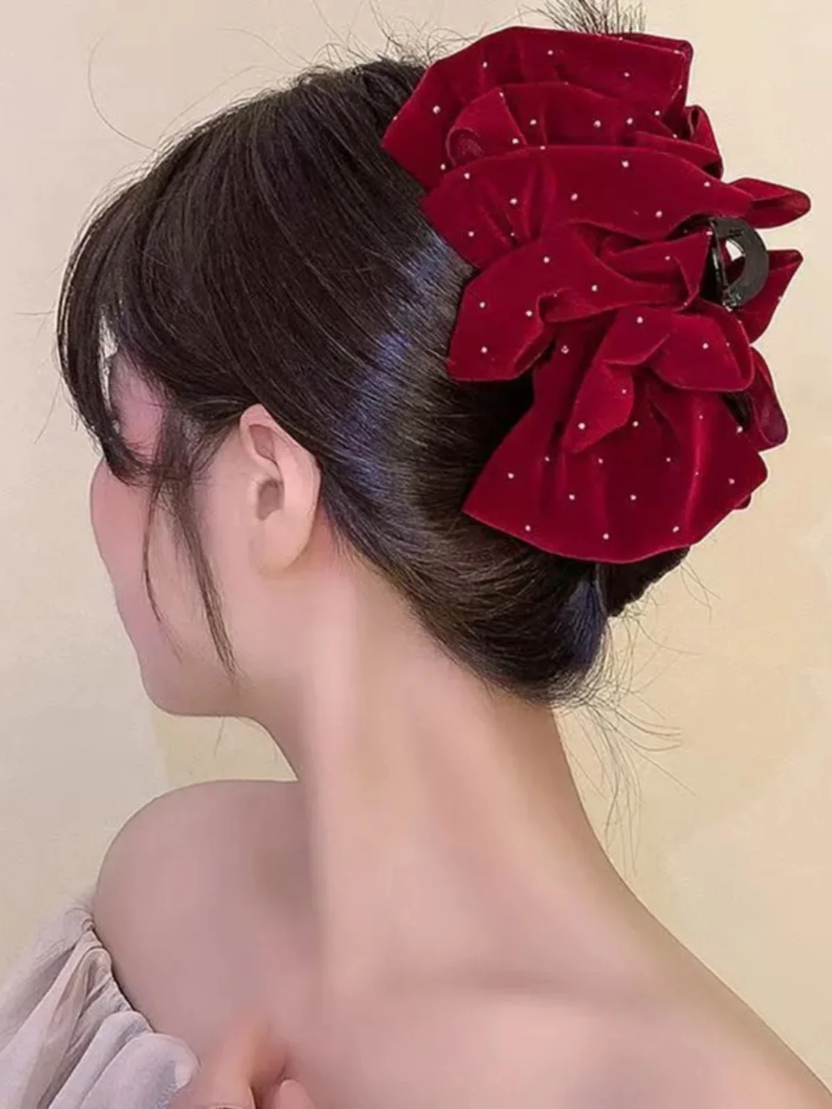 秋冬用 サテンバスタイプの大きなパールヘアクリップ：新年用・半分アップに最適な質感デザイン
