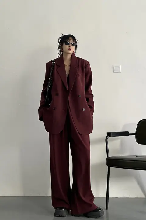 シンプルで洗練されたデザイン！ワインレッドの小西服【春秋用・女性用・ジャケット・パンツ付き】（セットアップ対応）
