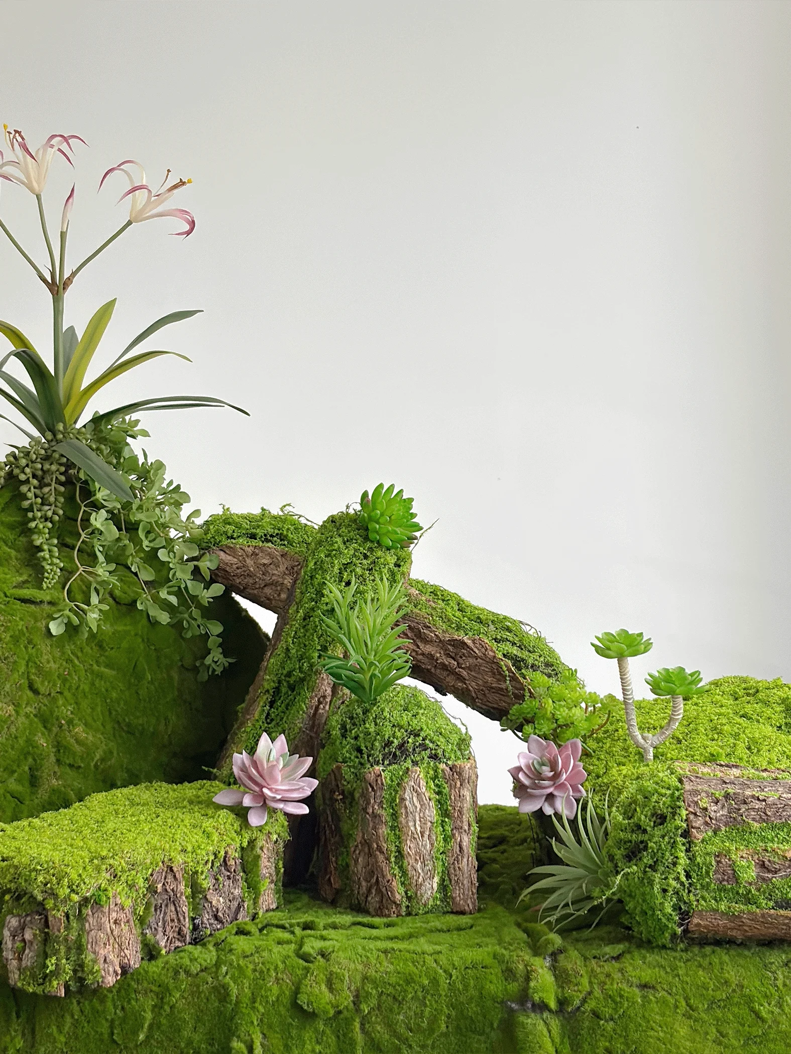 苔と樹皮の花器：北欧風クリエイティブDIYでフェアリーガーデンを実現