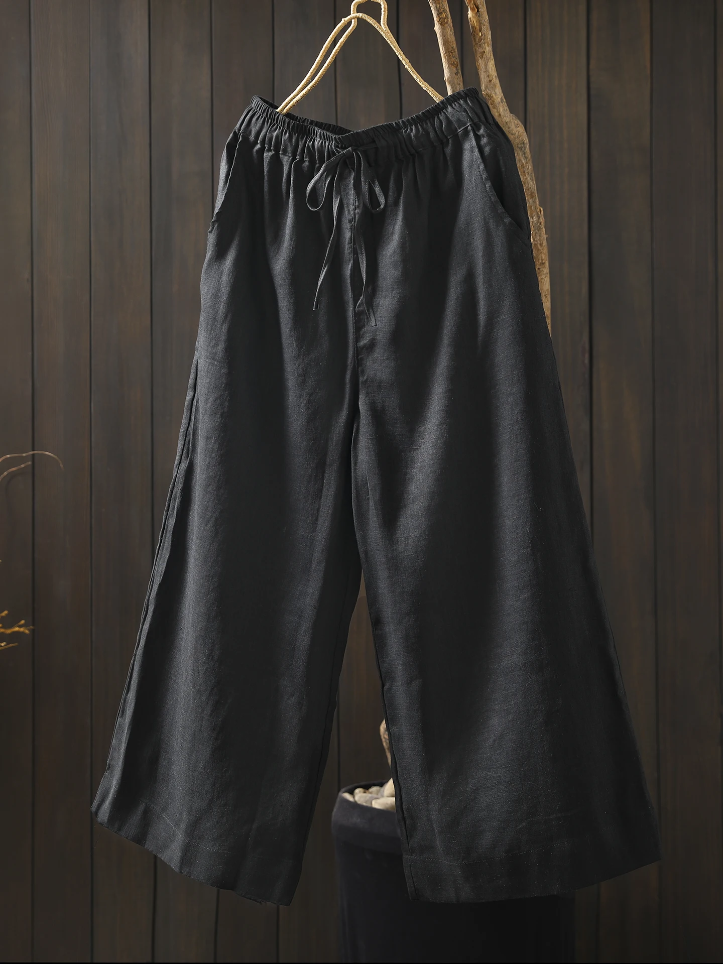 黒のリネン八分丈パンツ：女性向けのオシャレで体型カバーに優れた日常パンツ
