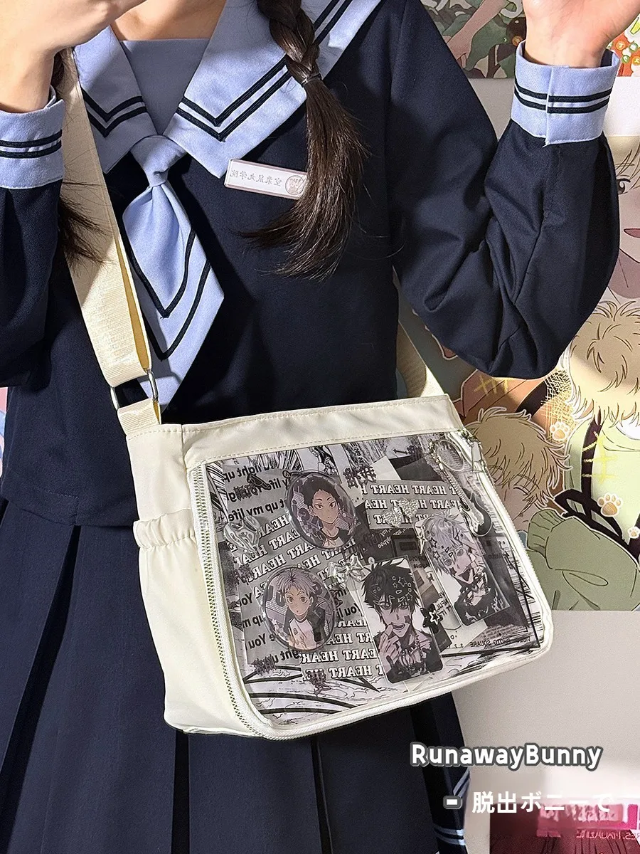 かわいいカレッジスタイルの女の子 クロスボディバッグ：ポシェット サブバッグ コーデに最適なデザインと機能