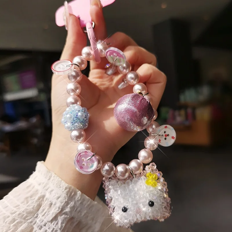猫デザインの水晶パールスマホストラップ：グッズ飾るに最適なミニアクセサリーの実用性とデザイン性