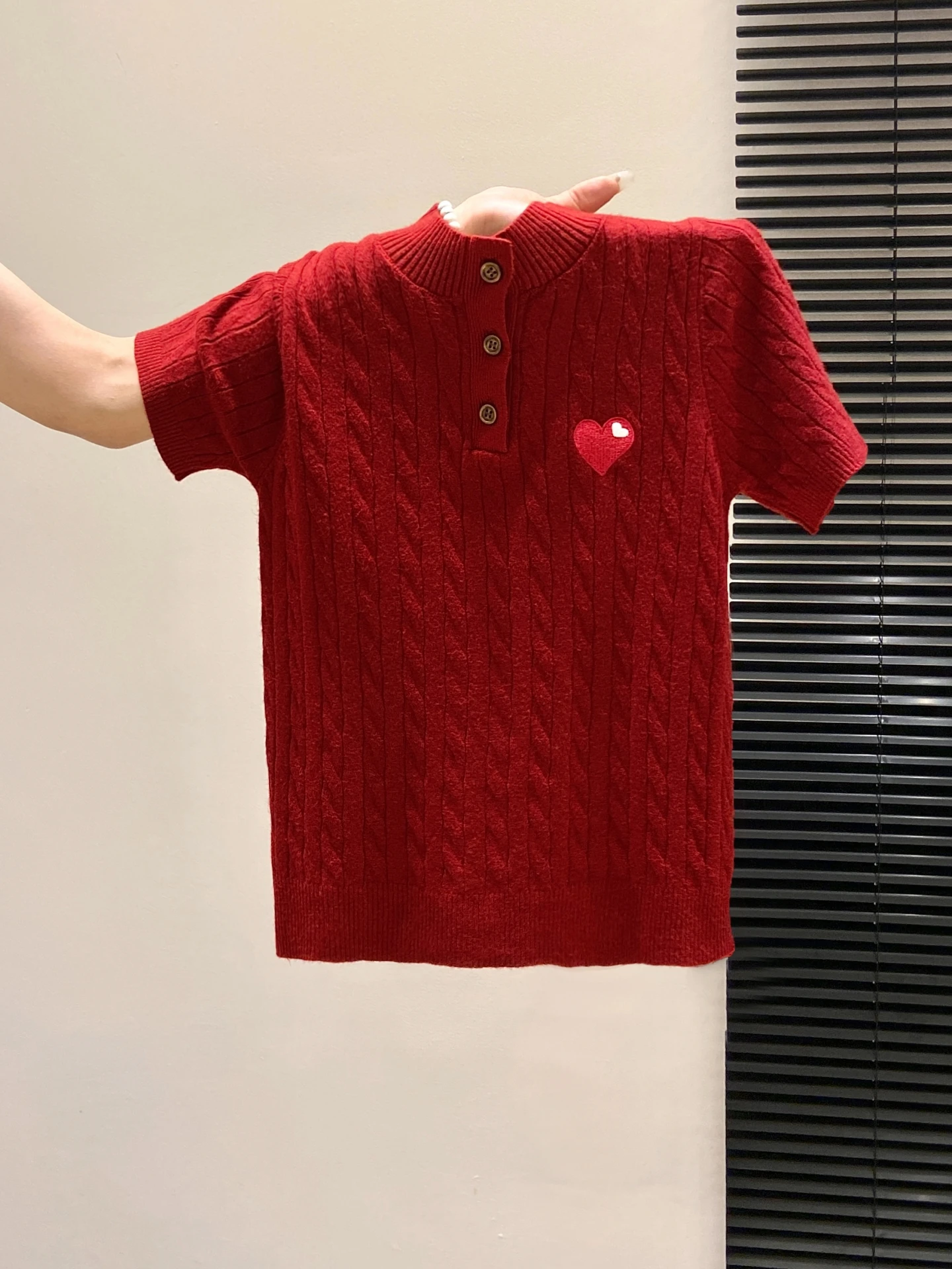 ピチッとしたニットは、本当に夏にぴったりなの？ハート刺繍の赤いニットTシャツが教えてくれたこと