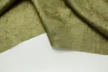 肌理デザインの薄手ドレープ生地【苔色・不規則な皺・和服用シャツ素材】
