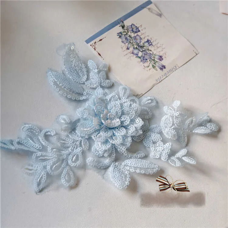 浅いブルーのビーズ刺繍フラワーレースパーツ：新古典スタイルの衣装アクセントとは