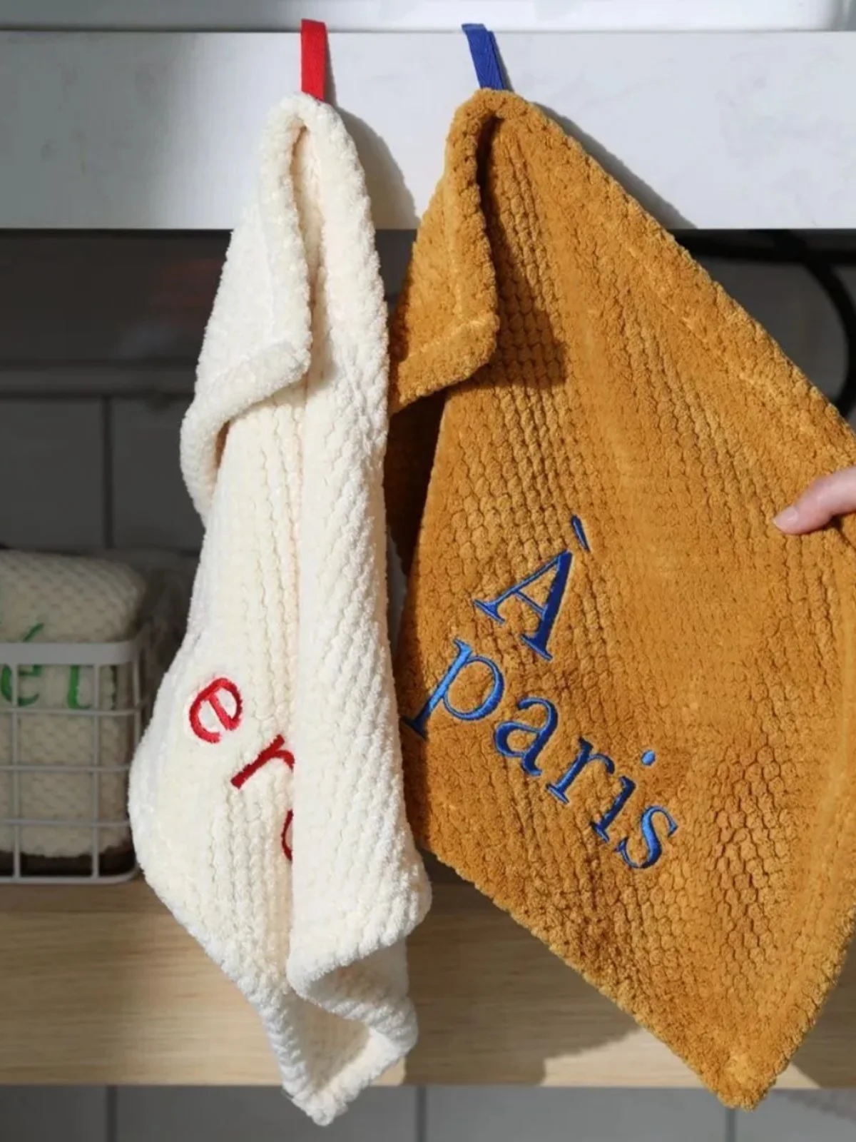 おしゃれなタオルを選ぶには？北欧風の刺繍ハンギングタオルが、日常の「ひととき」を彩る理由