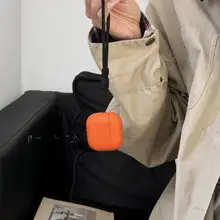 オレンジ色のAirPods Pro 3用イヤフォンケース【シンプルデザイン・Apple製品対応・持ち手付き・防衝撃】