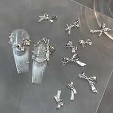 蝶結びデザインのネイルアクセサリー【細かい煌めき・ゴールドトーン】
