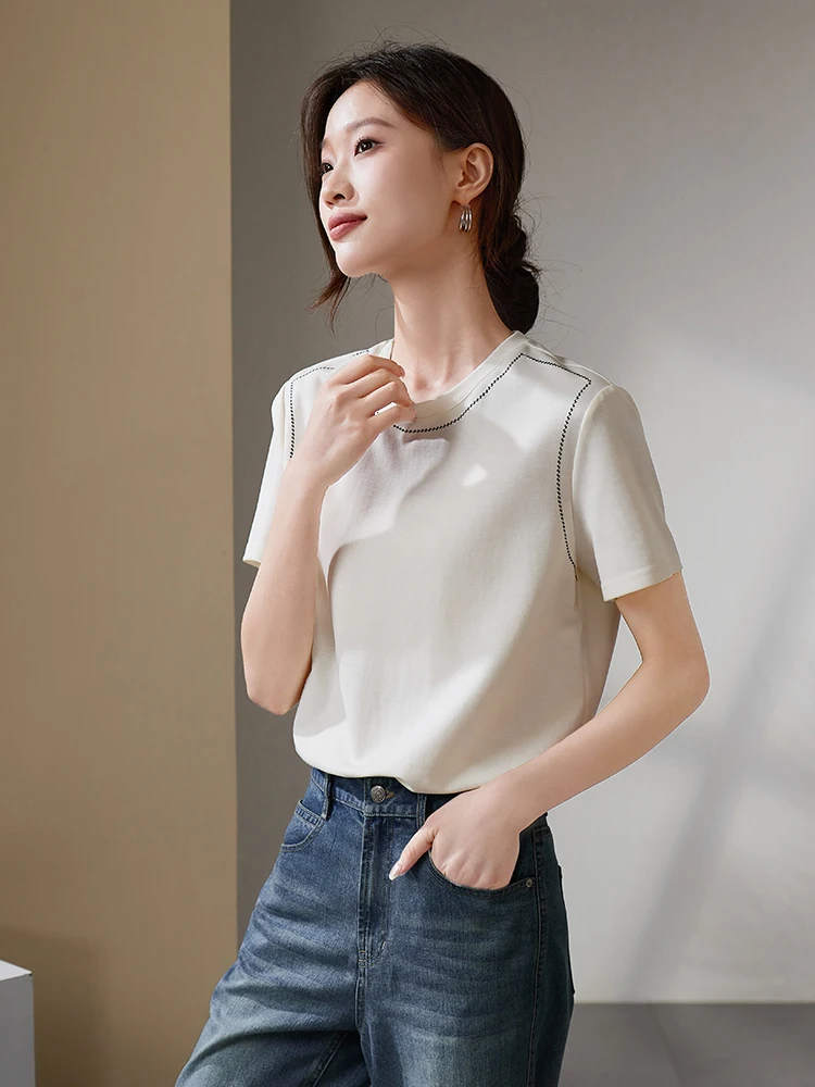 デザイン性が光る！コントラストカラーのラウンドネック半袖Tシャツで構築する春夏季のカジュアルコーデ