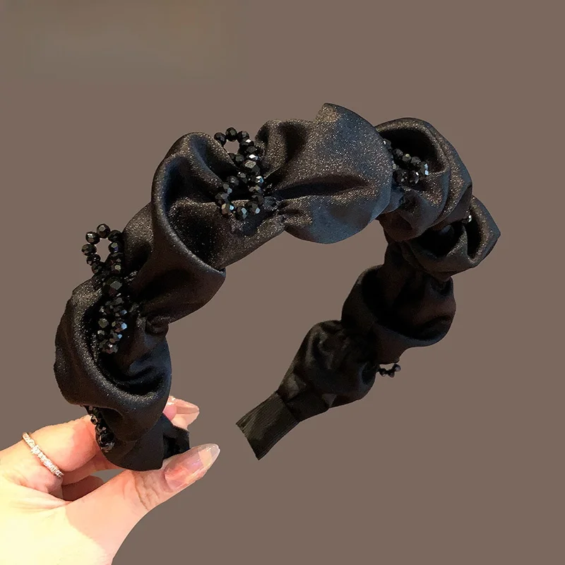 丸顔に見えるヘアアレンジを簡単にするには？黒のパール付きプリーツヘアバンドがおすすめの理由