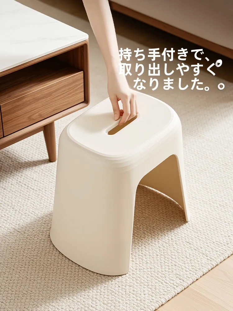 子供用プラスチック製ミニベンチ：玄関踏み台としての実用性とデザインのバランス