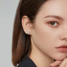 999純銀製クローバーイヤリング【高級感・スワロフスキー付き・快適装着】