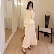 デザイン性のあるバイカラーのリボン付きトップスと優雅なフレンチスタイルのスカート（セットアップ対応）