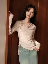春季用 ルーズフィットニットトップス【フリル付き・バルーンスリーブ・不規則な襟デザイン】