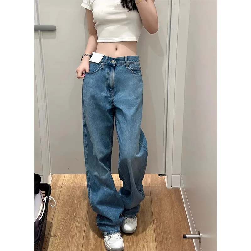 浅い青色のハイウエストストレートデニムパンツ：フィット感と実用性を徹底解説