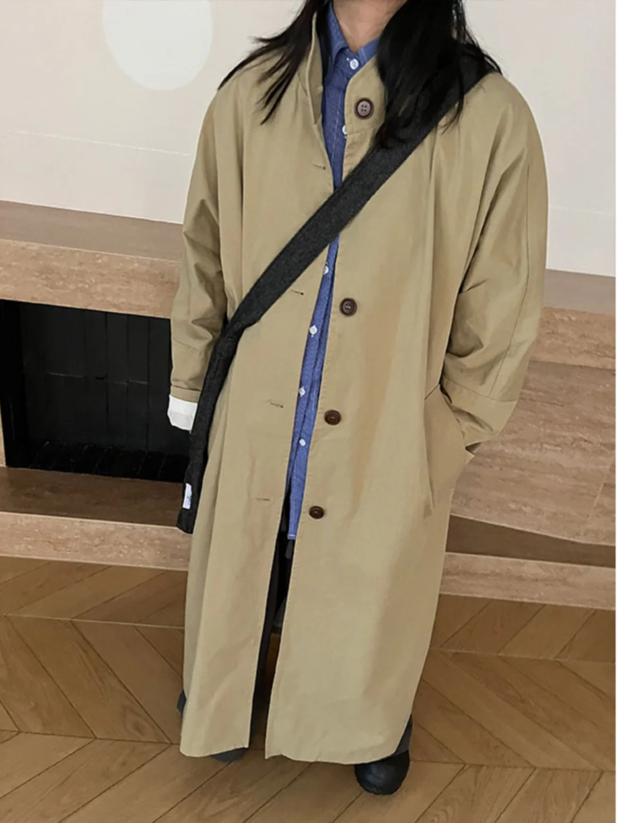 大人可愛い服 40代コーデの完全ガイド｜カキ色トレンチコートで心の余裕を演出