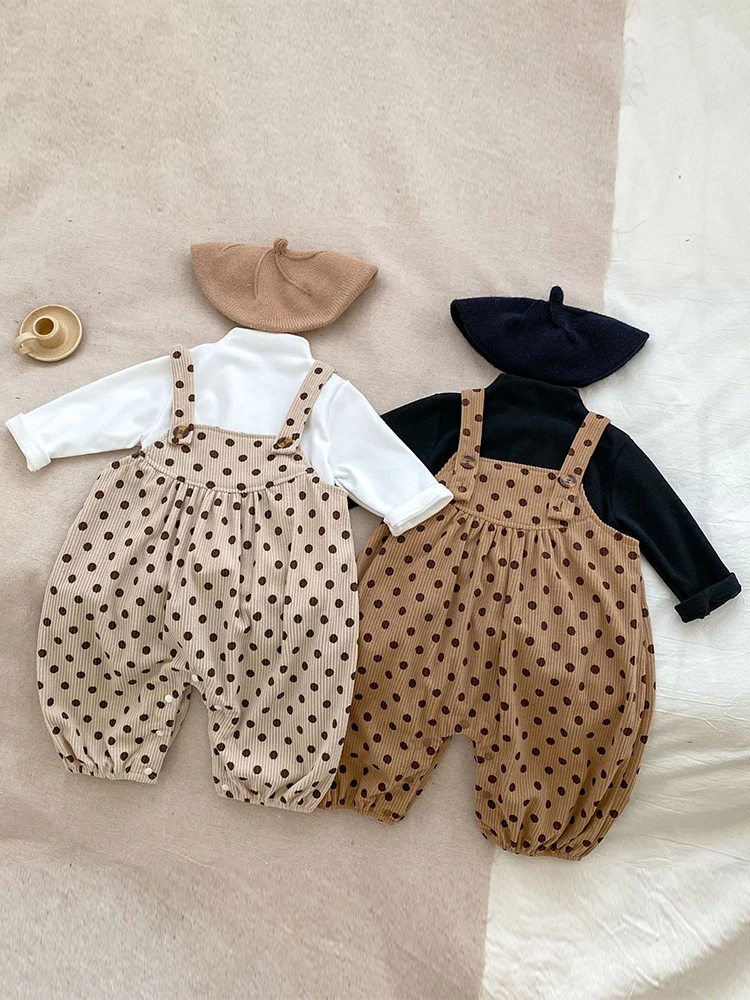 9月生まれの赤ちゃんに着せるべき春の服は？ドット柄のベビーベロアオールインワンがおすすめ！