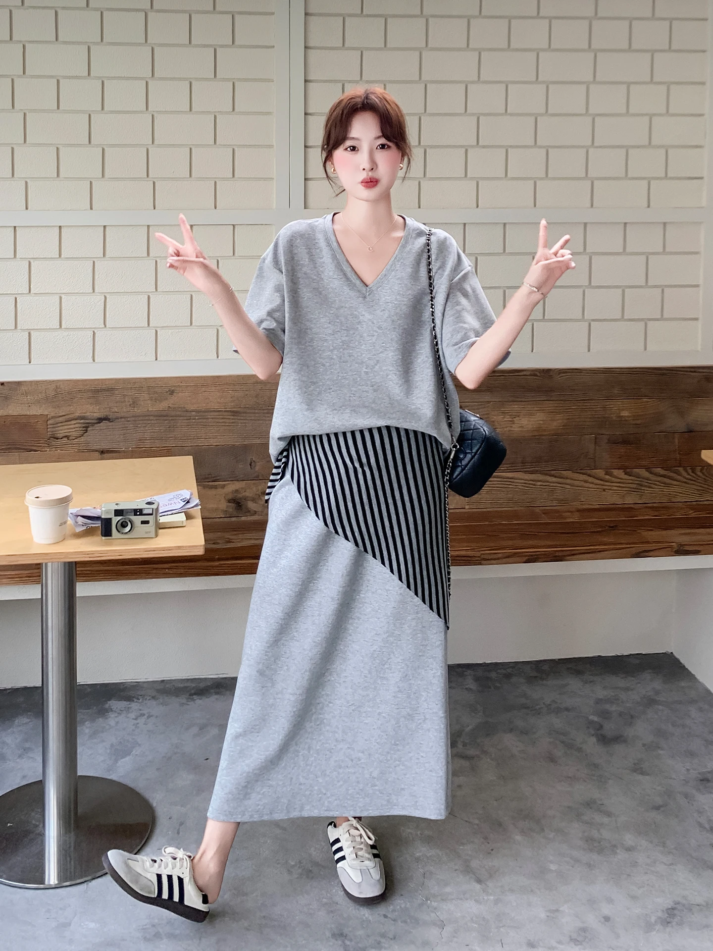 グレーのストライプ柄シフォンカーディガンとTシャツ・フレアスカートのカジュアルコーデ：夏のリラックススタイルに最適な2026年新作セットアップ