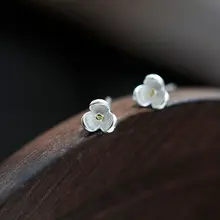 S925純銀製 フラワーデザインの耳飾り【シンプル・小型・快適】