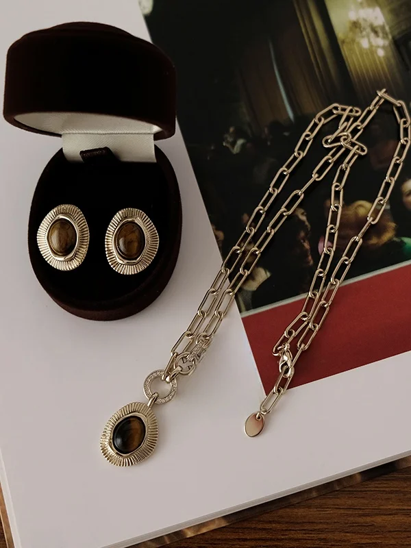 虎眼石のゴールドピアス・ネックレス：アクセサリー選びの実用的ガイド