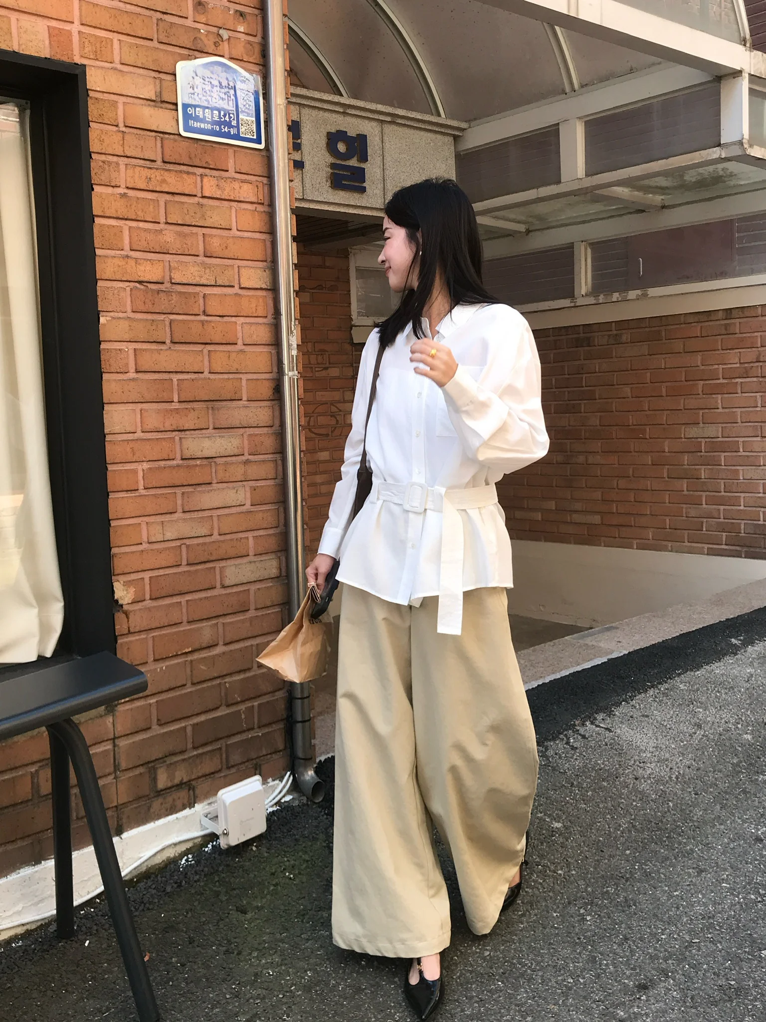紺シャツコーデで失敗しない着こなしは？