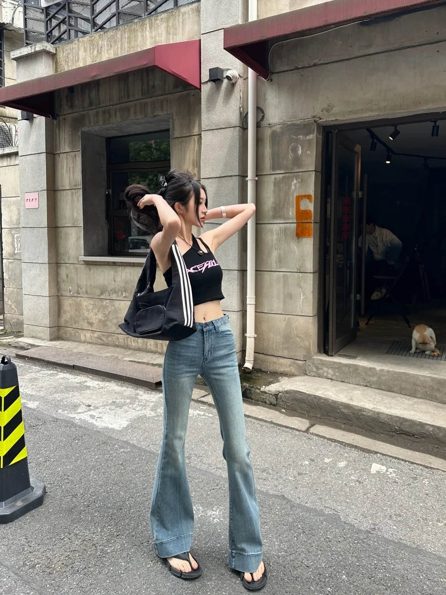大人可愛い服 50代コーデ | 水洗いダメージ加工スリムフレアデニムパンツの特徴と着用法