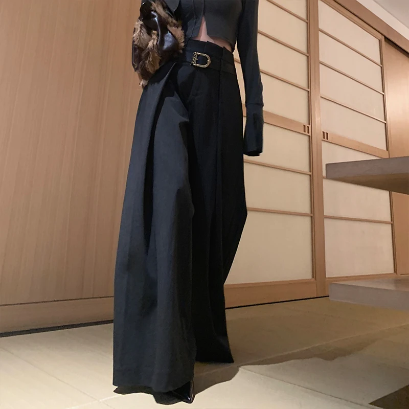 ワイドストレートスラックスを選ぶときに迷うなら、この1点が鍵です