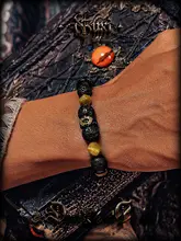 炎の瞳と金色の虎目石のメンズブレスレット【レトロデザイン・火山石・シンプルアクセサリー】
