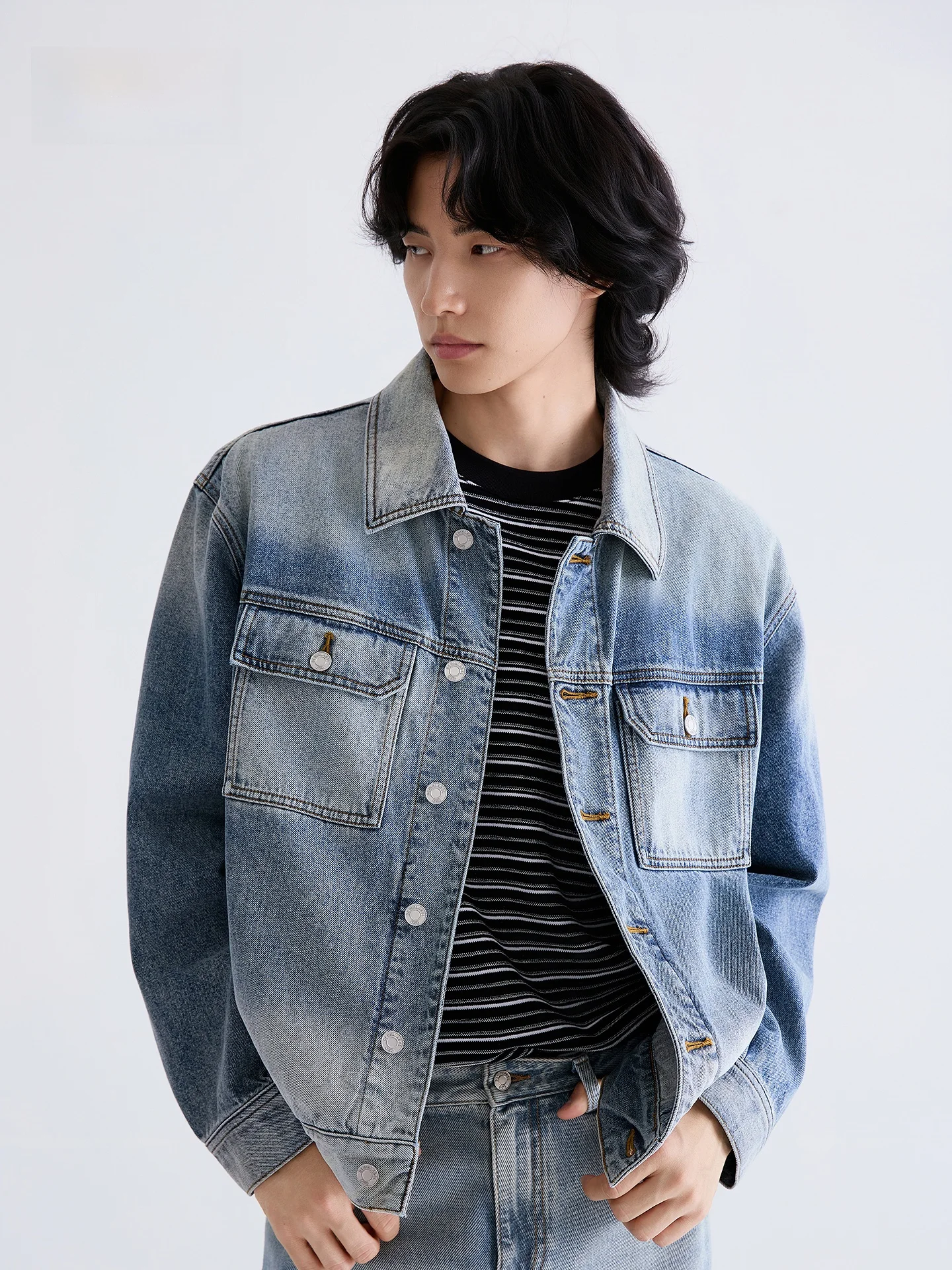 デニムジャケットはどんなもの？翻領デザインが日常を彩る理由とは？