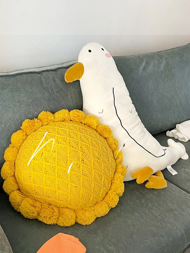 リビングのアクセント小物にぴったり？北欧風のニットクッションカバーがもたらす、暮らしの温かさとは