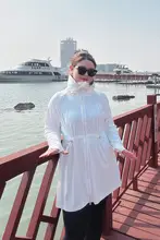 ゆったりシルエットのUVカットフーディー【ドローストリング・中長丈・軽量】（セットアップ対応）