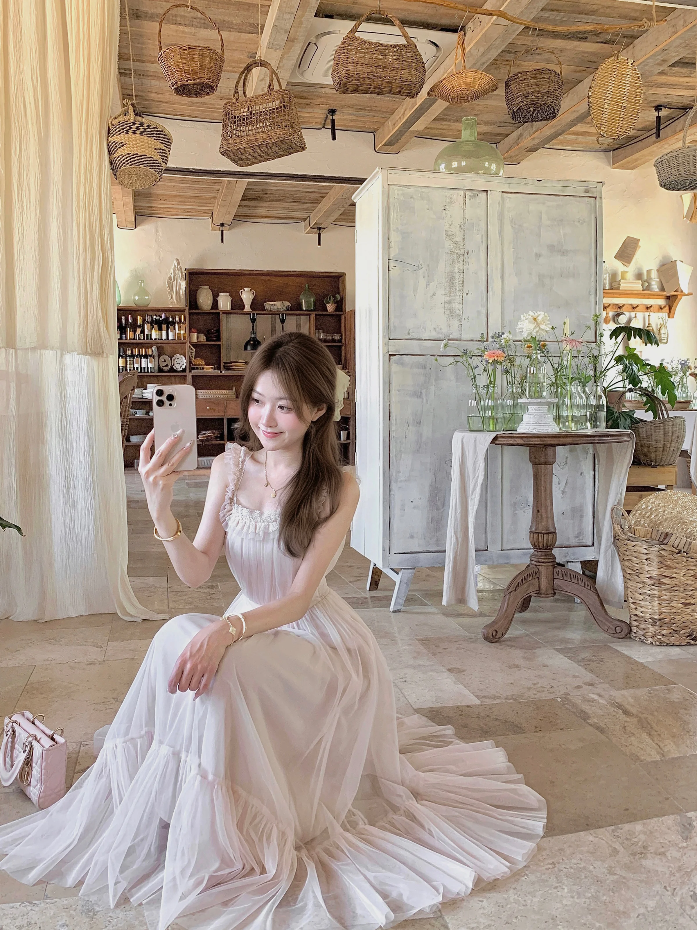 春のワンピースコーデで迷ったら、この「ほろ酔いピンクアプリコット 」が救う理由は？