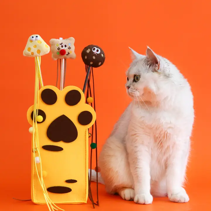 猫キャラクターおもちゃ【クリスピークッキー形・毛糸ボール付き・インタラクティブトレーニング用】