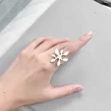 花のデザインエナメルリング【ゴールドメッキ・オープンタイプ・ファッションジュエリー】