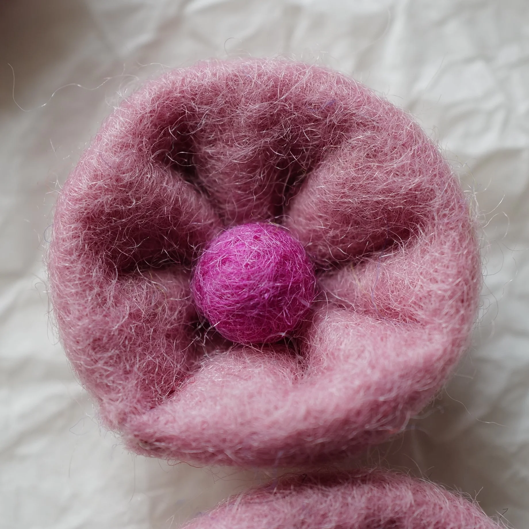 羊毛フェルトの芍薬風フラワーデコレーション：手作りオーナメントの定番テーマと実用性