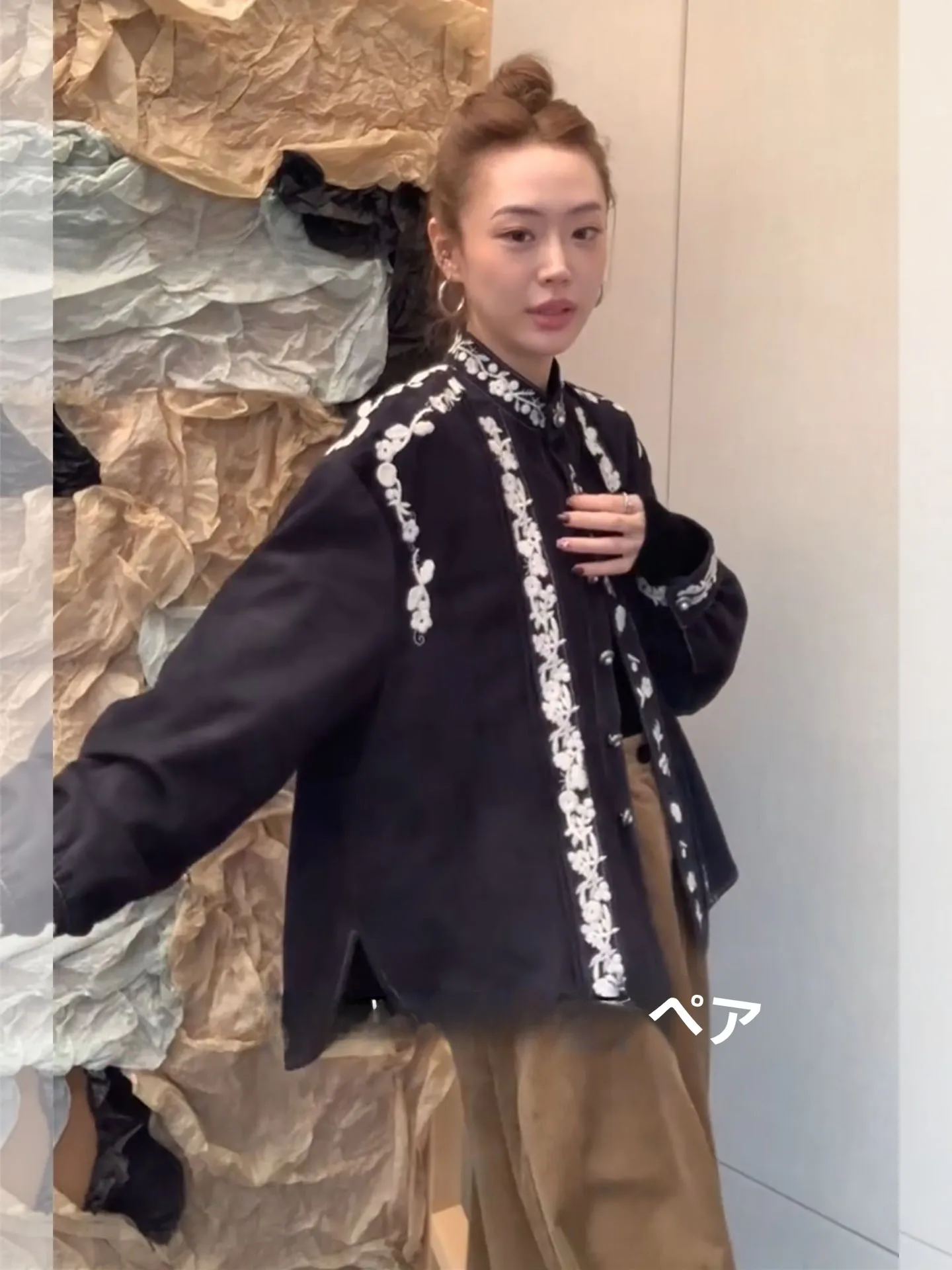 デザイン性の高いグレーのスエードジャケット【刺繍入り・秋用・婦人用】の特徴と着用法