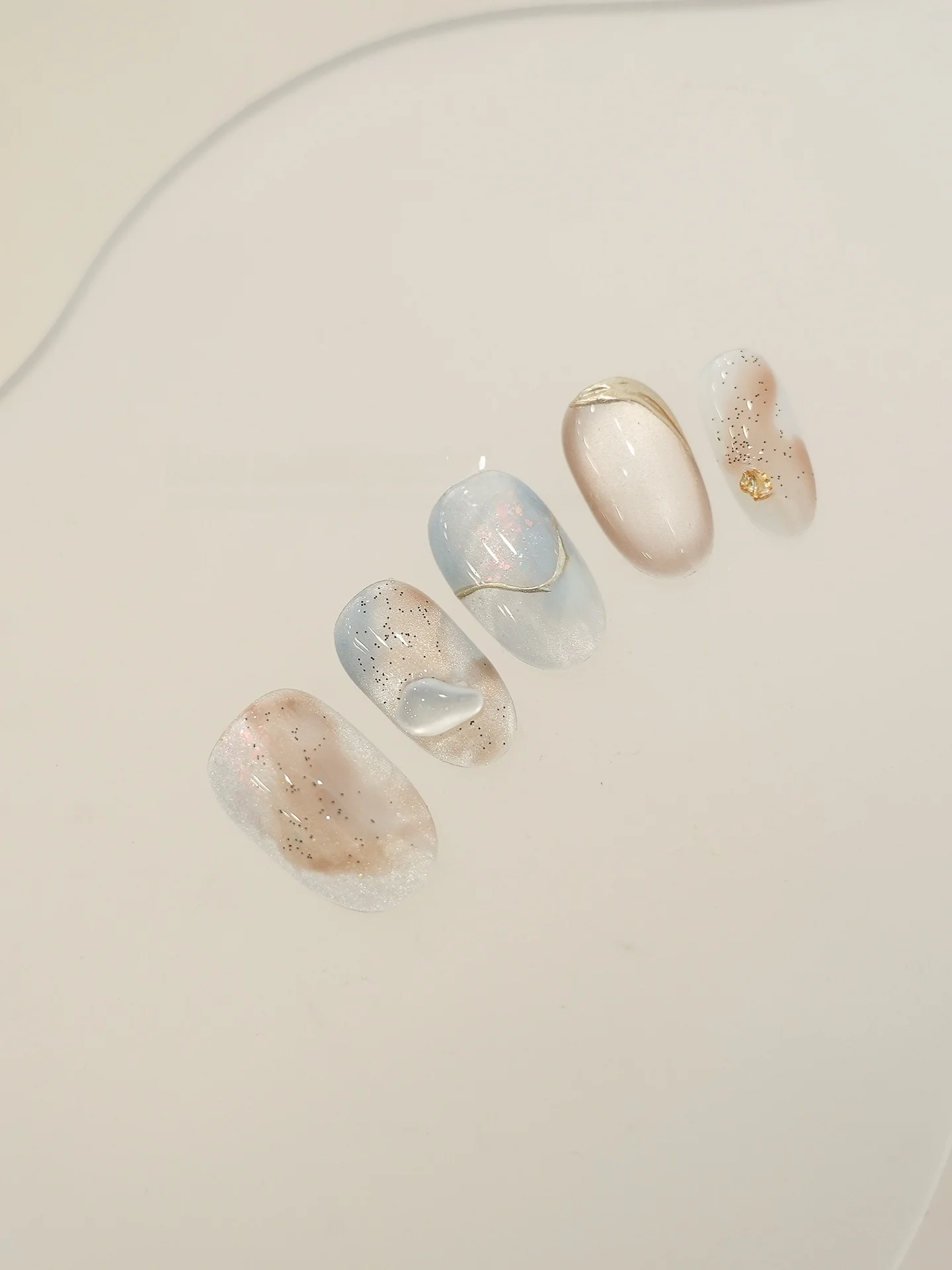 涼しさを感じる高級感ある手作り貝母デザインのネイルアート【青みがかったグラデーション】