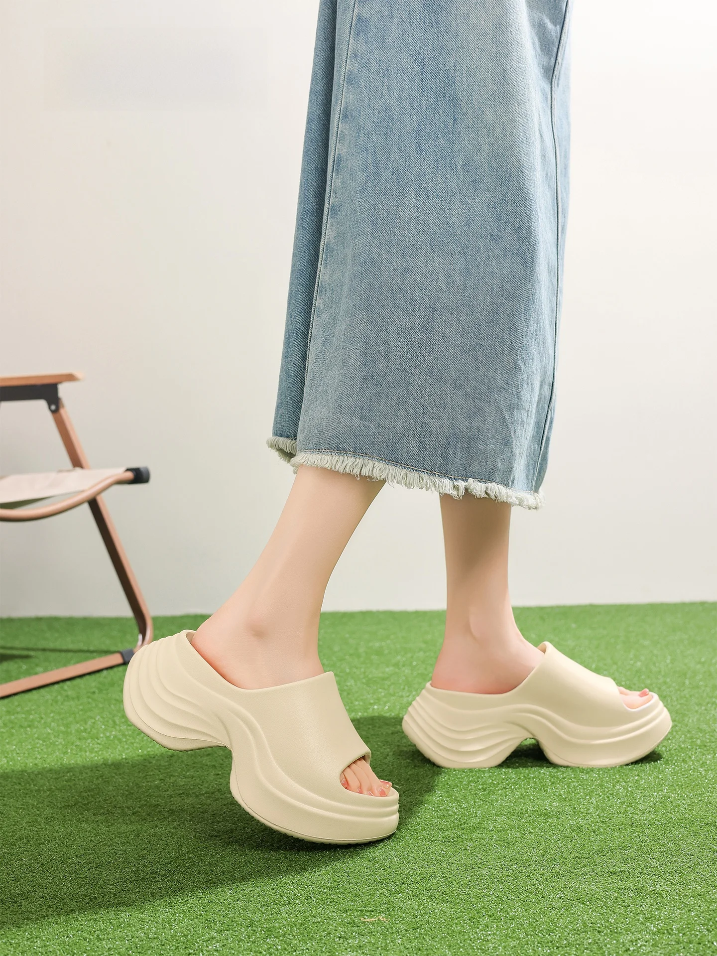 厚底一字型スリッパ：足が楽なサンダルとしての実用性とデザインのバランス